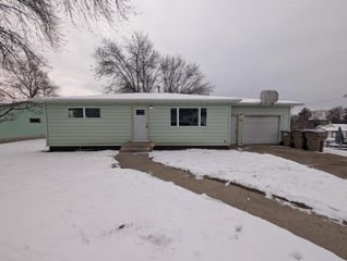 514 NE 11th Ave, Minot, ND 58703