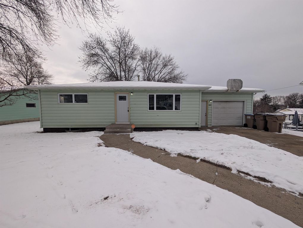 514 NE 11th Ave, Minot, ND 58703