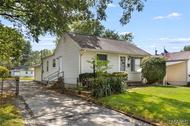 8 Wescott Drive, Florissant, MO 63031