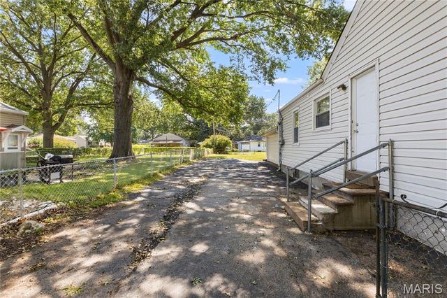 8 Wescott Drive, Florissant, MO 63031
