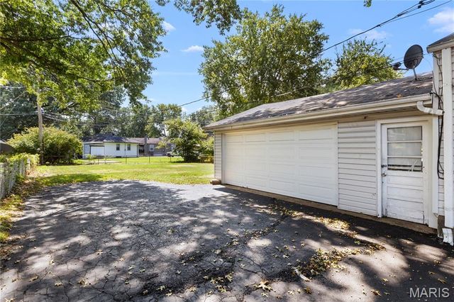8 Wescott Drive, Florissant, MO 63031