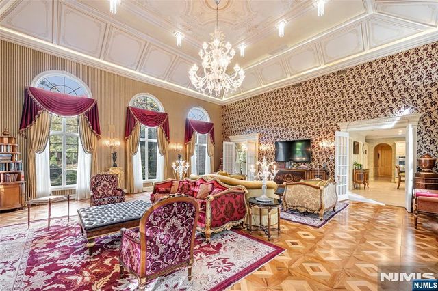 13 Great Hall Road, Mahwah, NJ 07430