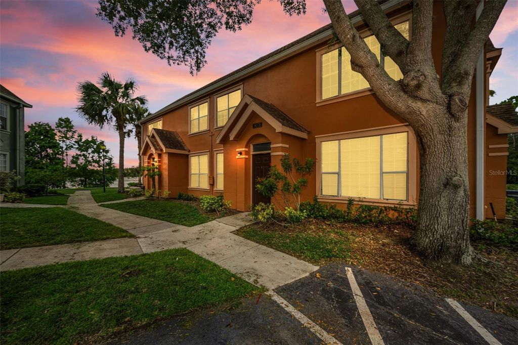 Image 4 of property listing at 9078 LAKE CHASE ISLAND WAY 9078, Tampa, FL 33626
