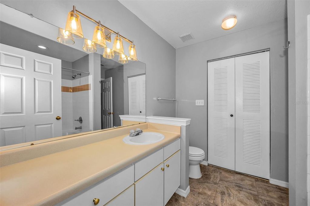 Image 32 of property listing at 9078 LAKE CHASE ISLAND WAY 9078, Tampa, FL 33626