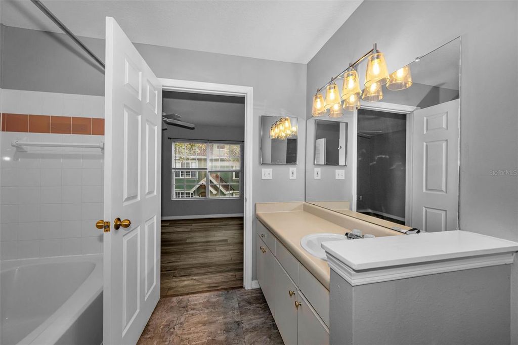 Image 34 of property listing at 9078 LAKE CHASE ISLAND WAY 9078, Tampa, FL 33626