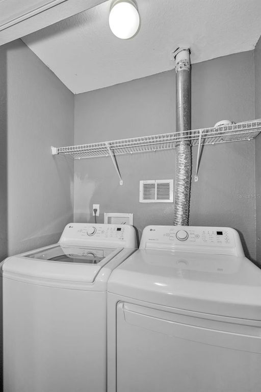 Image 36 of property listing at 9078 LAKE CHASE ISLAND WAY 9078, Tampa, FL 33626