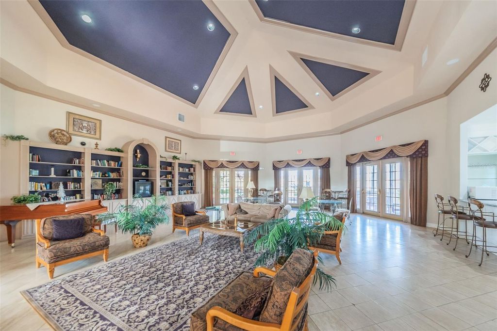 Image 41 of property listing at 9078 LAKE CHASE ISLAND WAY 9078, Tampa, FL 33626