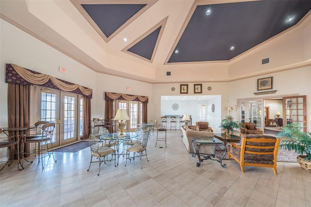 Image 43 of property listing at 9078 LAKE CHASE ISLAND WAY 9078, Tampa, FL 33626