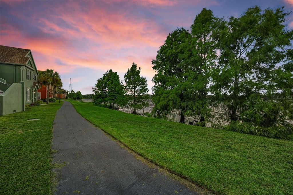 Image 84 of property listing at 9078 LAKE CHASE ISLAND WAY 9078, Tampa, FL 33626