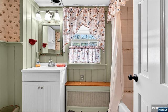 90 Hamburg, Bloomingdale, NJ 07403