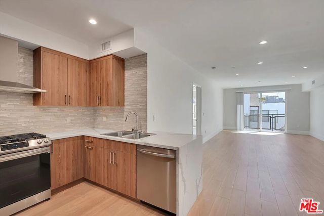 14419 Riverside Drive 203A, Sherman Oaks, CA 91423