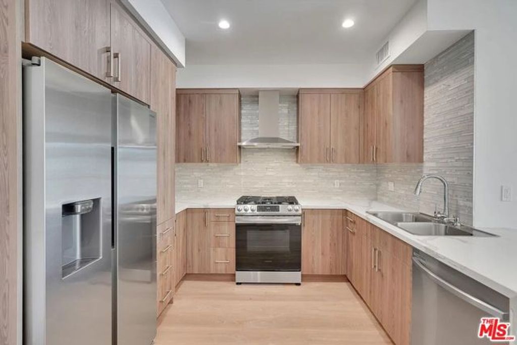 14419 Riverside Drive 203A, Sherman Oaks, CA 91423