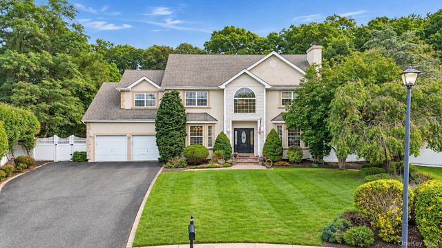 5 Sky View Court, Hauppauge, NY 11788