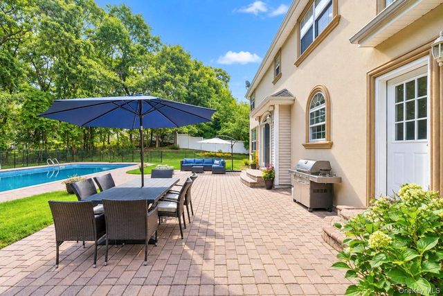 5 Sky View Court, Hauppauge, NY 11788