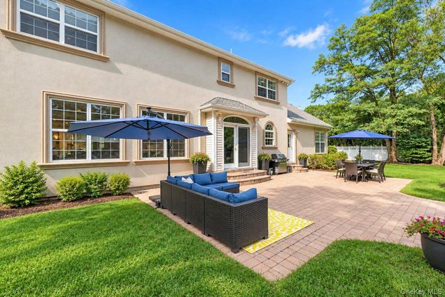 5 Sky View Court, Hauppauge, NY 11788