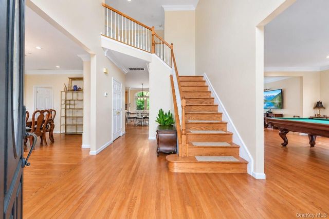 5 Sky View Court, Hauppauge, NY 11788