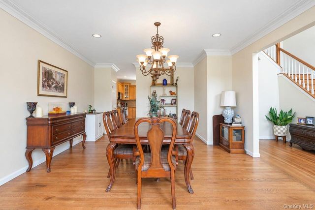 5 Sky View Court, Hauppauge, NY 11788