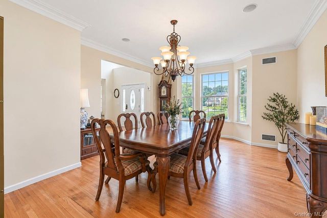 5 Sky View Court, Hauppauge, NY 11788