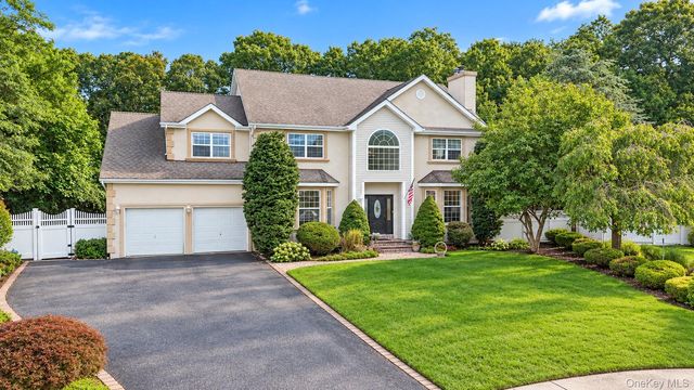 5 Sky View Court, Hauppauge, NY 11788