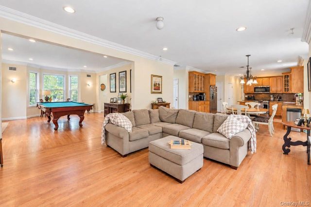 5 Sky View Court, Hauppauge, NY 11788
