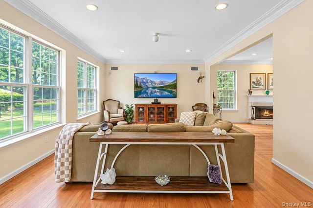 5 Sky View Court, Hauppauge, NY 11788