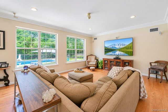 5 Sky View Court, Hauppauge, NY 11788