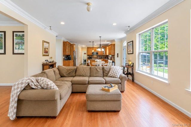 5 Sky View Court, Hauppauge, NY 11788