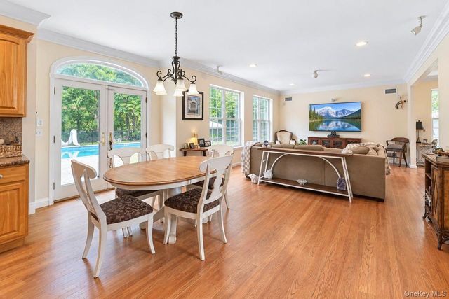 5 Sky View Court, Hauppauge, NY 11788