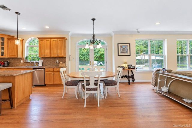 5 Sky View Court, Hauppauge, NY 11788