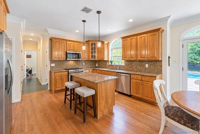 5 Sky View Court, Hauppauge, NY 11788
