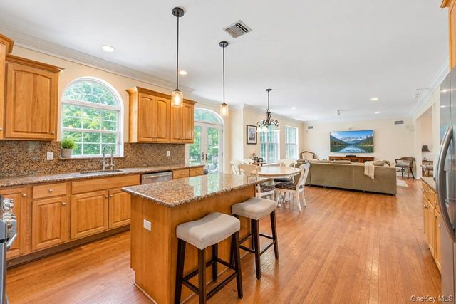 5 Sky View Court, Hauppauge, NY 11788