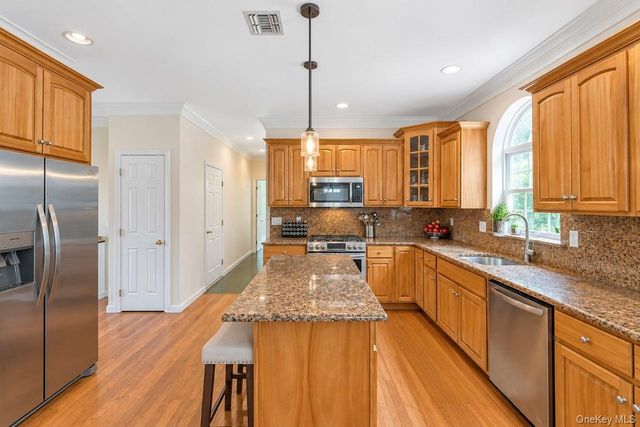 5 Sky View Court, Hauppauge, NY 11788