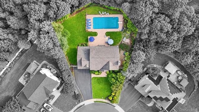 5 Sky View Court, Hauppauge, NY 11788