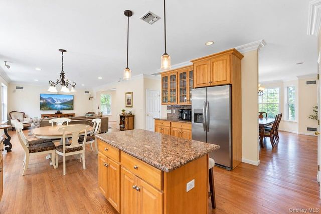 5 Sky View Court, Hauppauge, NY 11788