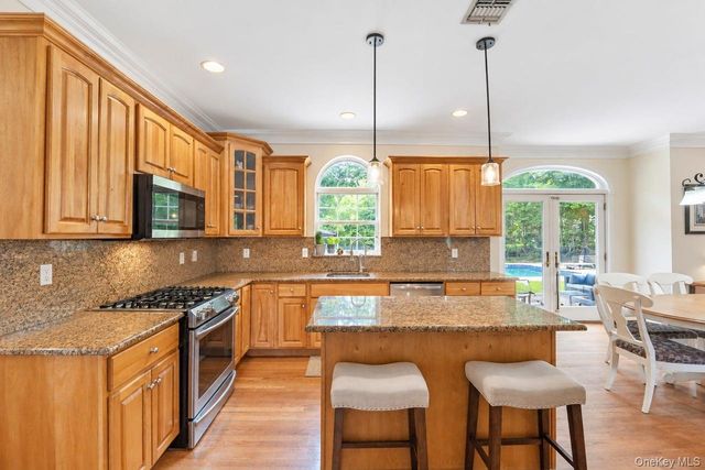 5 Sky View Court, Hauppauge, NY 11788