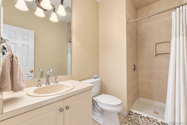 5 Sky View Court, Hauppauge, NY 11788