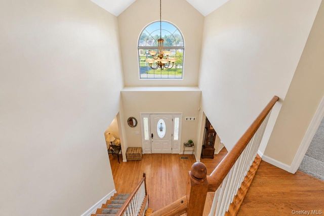 5 Sky View Court, Hauppauge, NY 11788