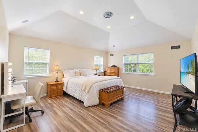 5 Sky View Court, Hauppauge, NY 11788