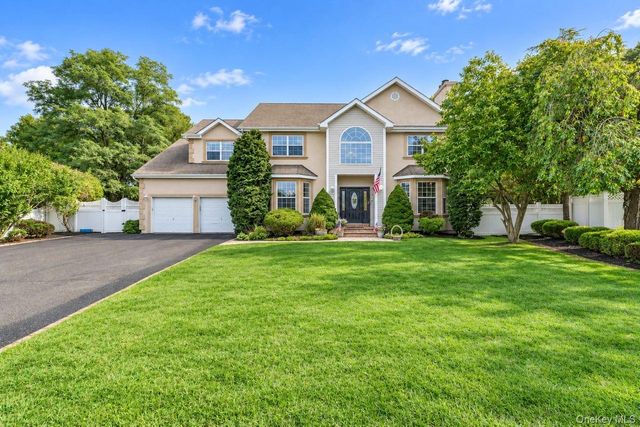5 Sky View Court, Hauppauge, NY 11788
