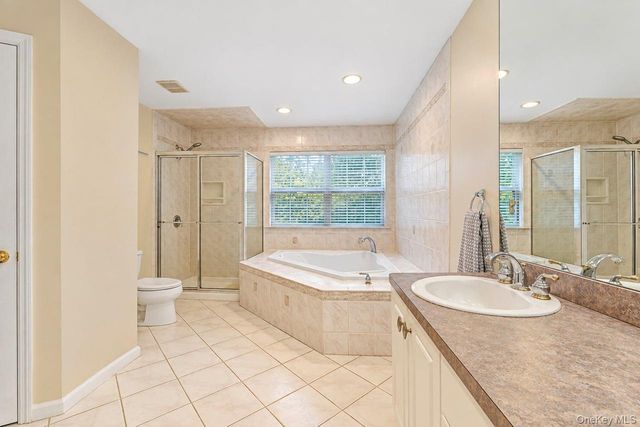 5 Sky View Court, Hauppauge, NY 11788