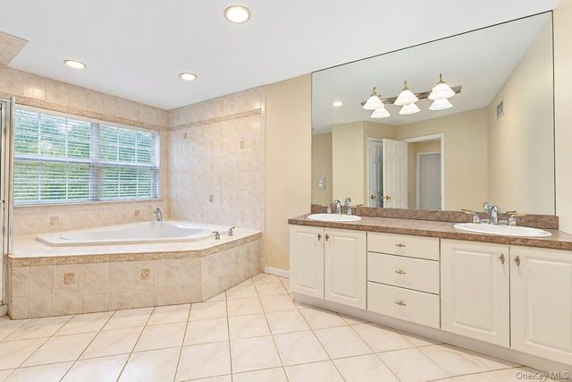 5 Sky View Court, Hauppauge, NY 11788