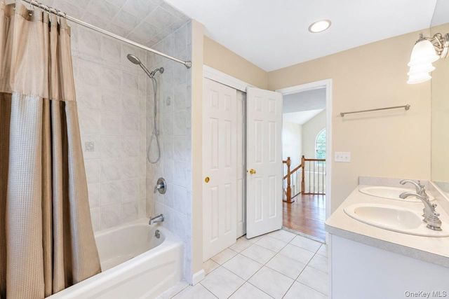 5 Sky View Court, Hauppauge, NY 11788