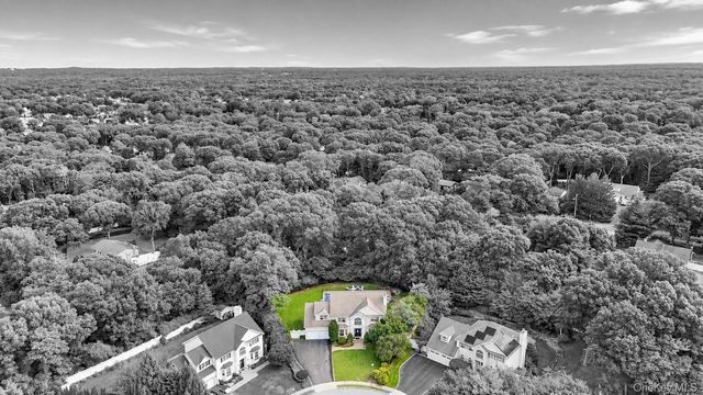 5 Sky View Court, Hauppauge, NY 11788