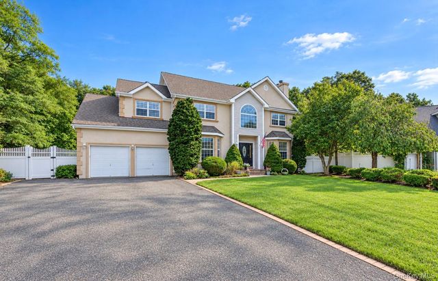 5 Sky View Court, Hauppauge, NY 11788