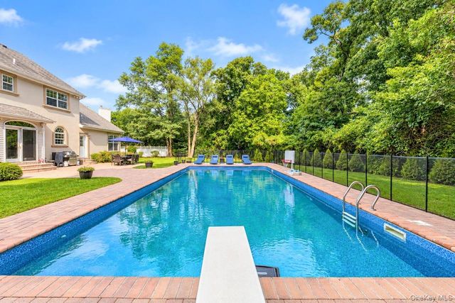 5 Sky View Court, Hauppauge, NY 11788