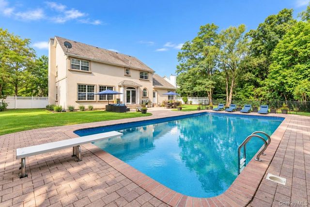 5 Sky View Court, Hauppauge, NY 11788