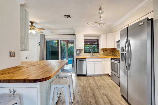 4221 NE 13th Ave, Oakland Park, FL 33334