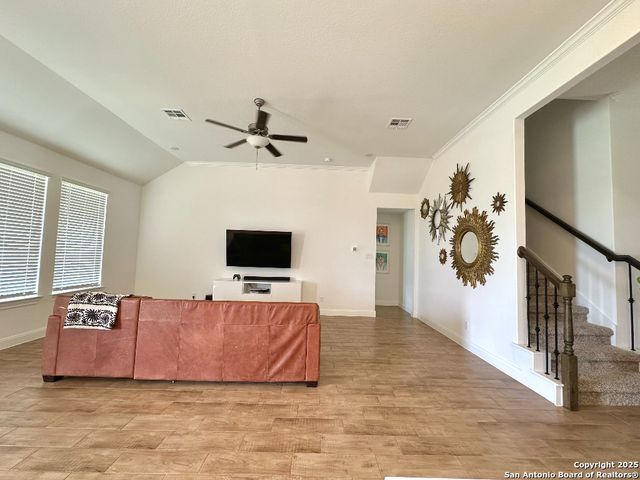 120 Willow Oak Trl, Floresville, TX 78114