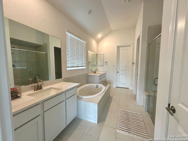 120 Willow Oak Trl, Floresville, TX 78114