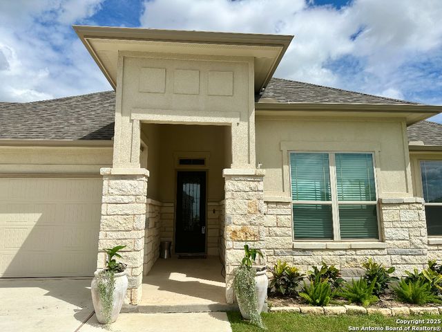 120 Willow Oak Trl, Floresville, TX 78114